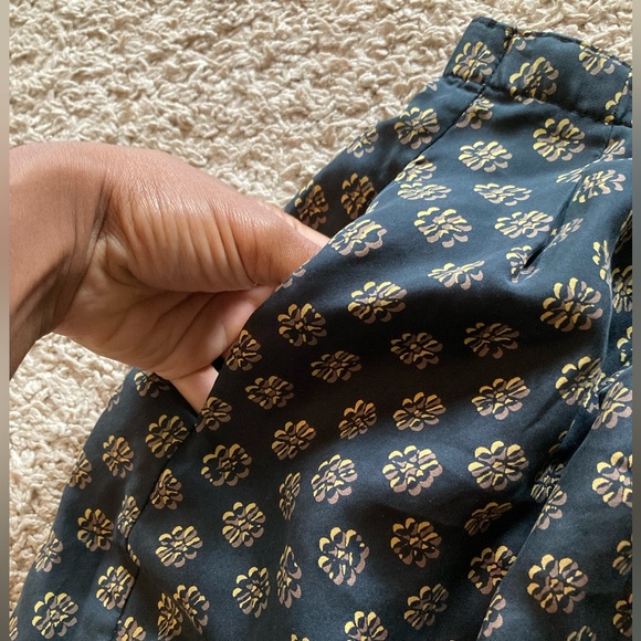 DKNY 100% Silk Floral Skirt. Size 10. - Picture 7 of 9